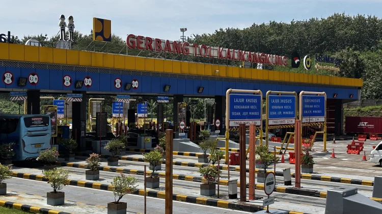 Pemudik Masuk Semarang Mulai Mendominasi di GT Kalikangkung