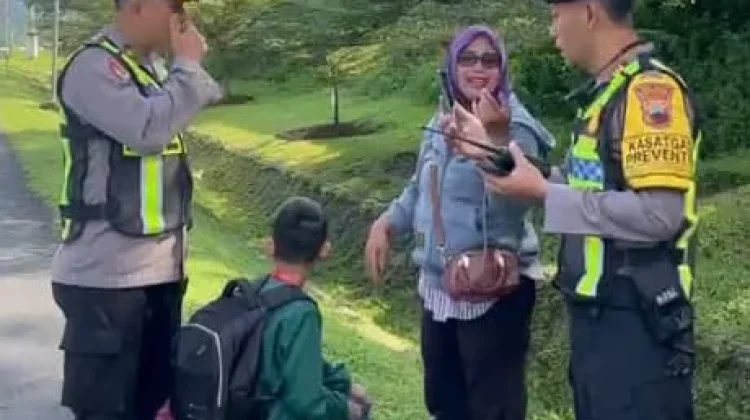 Kebingungan di Tol Semarang-Solo, Pemudik Asal Bekasi Diselamatkan Polisi