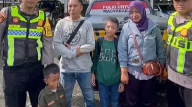 Kebingungan di Tol Semarang-Solo, Pemudik Asal Bekasi Diselamatkan Polisi