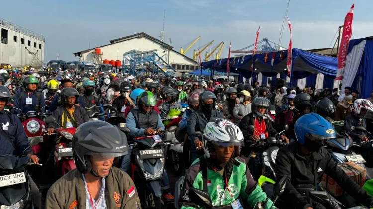 Momen Mudik Gratis Bersama TNI AL di Tanjung Mas