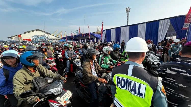 Momen Mudik Gratis Bersama TNI AL di Tanjung Mas
