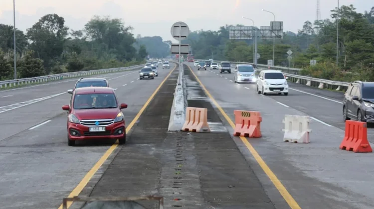 One Way Lokal, Polres Semarang Pecah Kepadatan Kendaraan di Jalur Tol