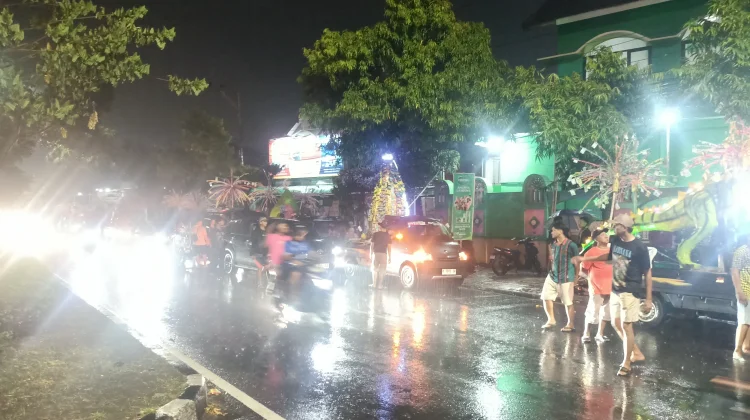 Diguyur Hujan, Semangat Takbir Jemaah Masjid Jami Baitul Muttaqin Tetap Menyala