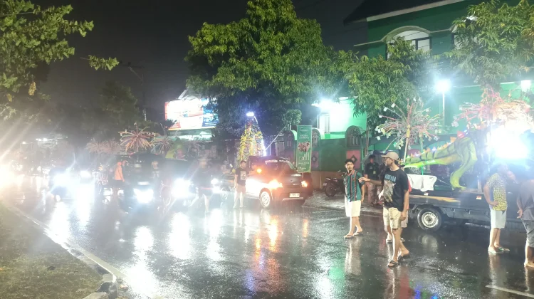 Diguyur Hujan, Semangat Takbir Jemaah Masjid Jami Baitul Muttaqin Tetap Menyala