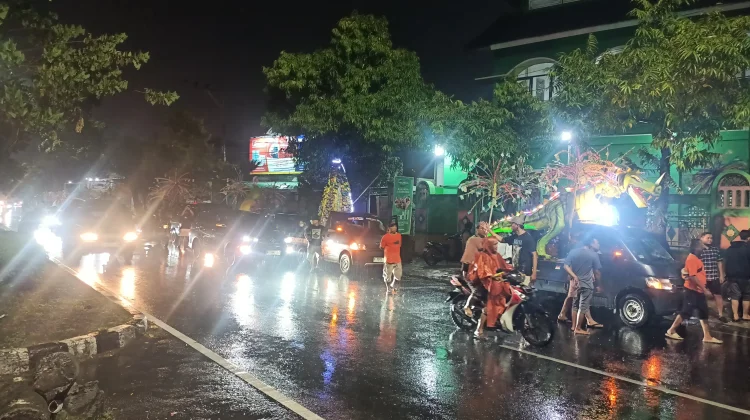 Diguyur Hujan, Semangat Takbir Jemaah Masjid Jami Baitul Muttaqin Tetap Menyala
