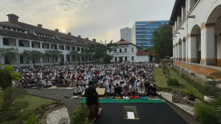 Ratusan Pemudik Ikuti Salat Id di Lawang Sewu Semarang