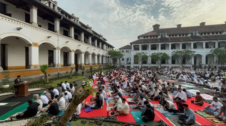 Ratusan Pemudik Ikuti Salat Id di Lawang Sewu Semarang