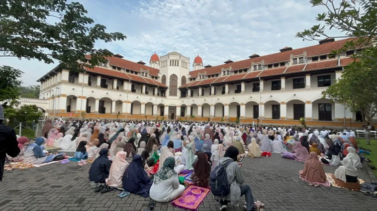 Ratusan Pemudik Ikuti Salat Id di Lawang Sewu Semarang
