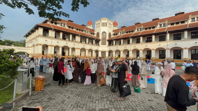 Ratusan Pemudik Ikuti Salat Id di Lawang Sewu Semarang