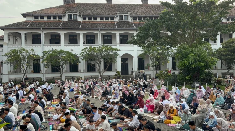 Ratusan Pemudik Ikuti Salat Id di Lawang Sewu Semarang