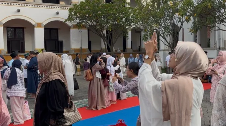 Ratusan Pemudik Ikuti Salat Id di Lawang Sewu Semarang