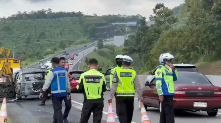 Diduga Korsleting, Mobil Terbakar di Tol Semarang-Solo