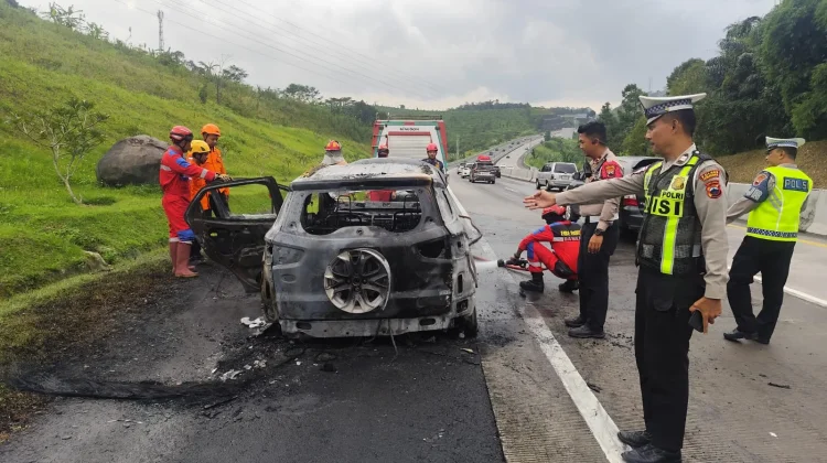 Diduga Korsleting, Mobil Terbakar di Tol Semarang-Solo