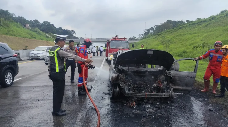 Diduga Korsleting, Mobil Terbakar di Tol Semarang-Solo
