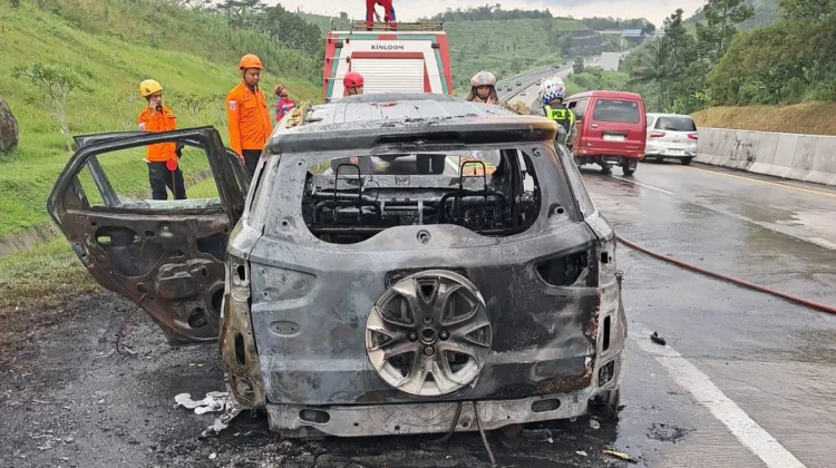 Diduga Korsleting, Mobil Terbakar di Tol Semarang-Solo