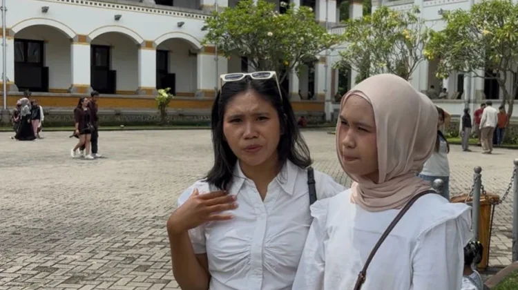 Terik Matahari Tak Surutkan Wisatawan Lawang Sewu Berswafoto dengan Keluarga