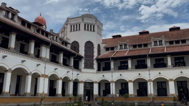 Terik Matahari Tak Surutkan Wisatawan Lawang Sewu Berswafoto dengan Keluarga