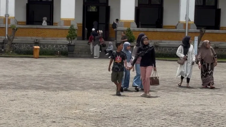 Terik Matahari Tak Surutkan Wisatawan Lawang Sewu Berswafoto dengan Keluarga