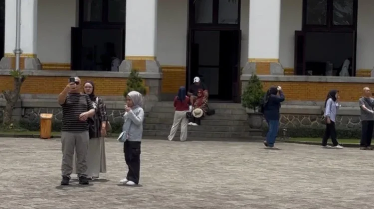 Terik Matahari Tak Surutkan Wisatawan Lawang Sewu Berswafoto dengan Keluarga