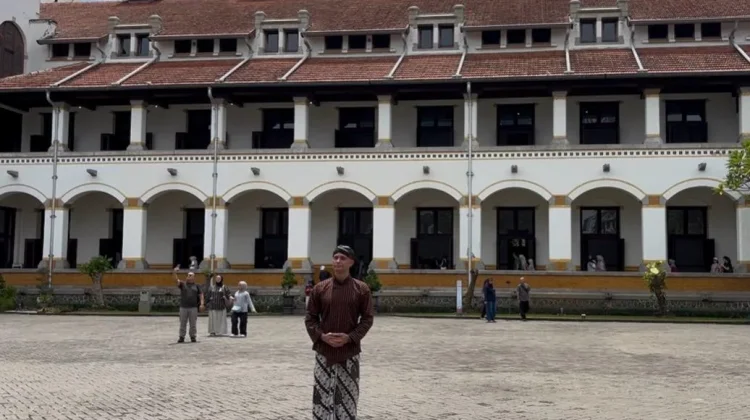 Terik Matahari Tak Surutkan Wisatawan Lawang Sewu Berswafoto dengan Keluarga