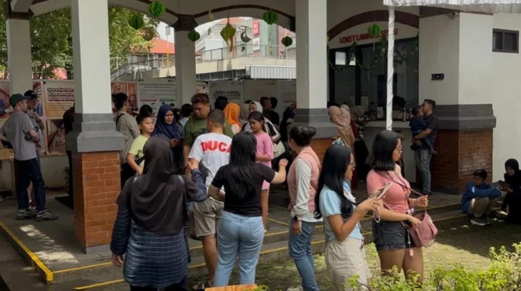 Terik Matahari Tak Surutkan Wisatawan Lawang Sewu Berswafoto dengan Keluarga