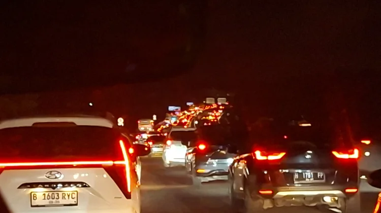 Jalan Tol Bawen - Semarang Merah Membara, One Way Diberlakukan