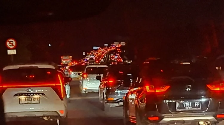 Jalan Tol Bawen - Semarang Merah Membara, One Way Diberlakukan