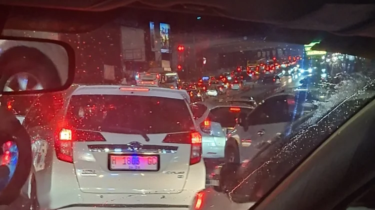Jalan Tol Bawen - Semarang Merah Membara, One Way Diberlakukan