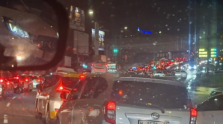 Jalan Tol Bawen - Semarang Merah Membara, One Way Diberlakukan