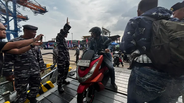 Ribuan Pemudik Balik ke Jakarta Gunakan Kapal Perang KRI Banda Aceh