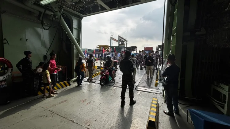 Ribuan Pemudik Balik ke Jakarta Gunakan Kapal Perang KRI Banda Aceh