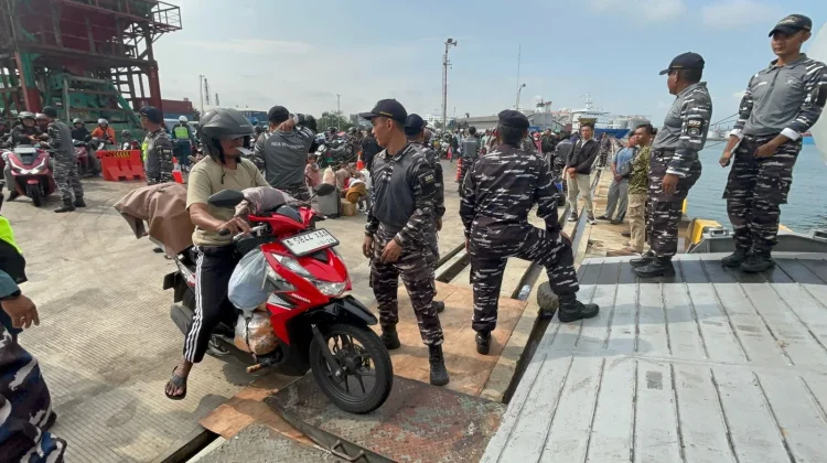 Ribuan Pemudik Balik ke Jakarta Gunakan Kapal Perang KRI Banda Aceh