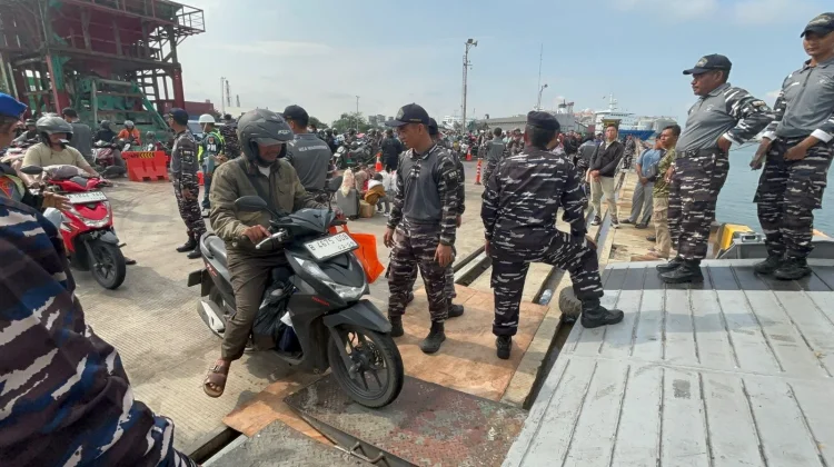 Ribuan Pemudik Balik ke Jakarta Gunakan Kapal Perang KRI Banda Aceh