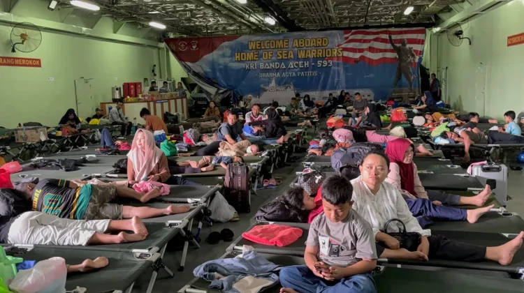 Ribuan Pemudik Balik ke Jakarta Gunakan Kapal Perang KRI Banda Aceh