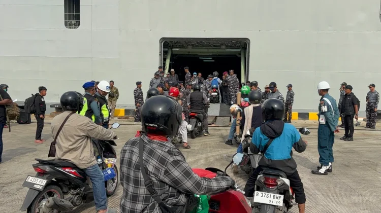 Ribuan Pemudik Balik ke Jakarta Gunakan Kapal Perang KRI Banda Aceh