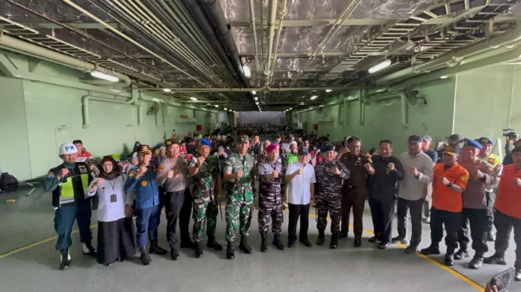 Ribuan Pemudik Balik ke Jakarta Gunakan Kapal Perang KRI Banda Aceh