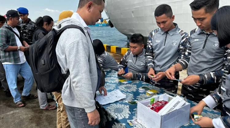 Ribuan Pemudik Balik ke Jakarta Gunakan Kapal Perang KRI Banda Aceh
