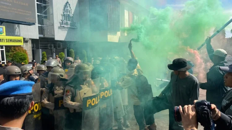 Libatkan 518 Personel, Polres Semarang Simulasikan Sispamkota di Kantor Bupati