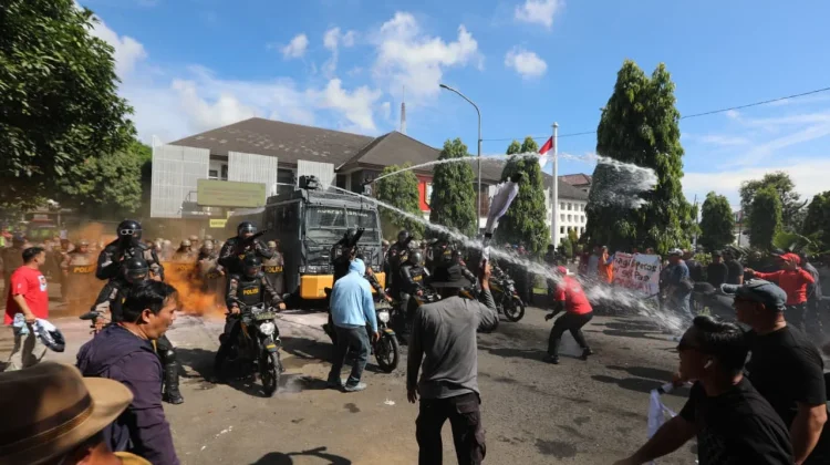 Libatkan 518 Personel, Polres Semarang Simulasikan Sispamkota di Kantor Bupati