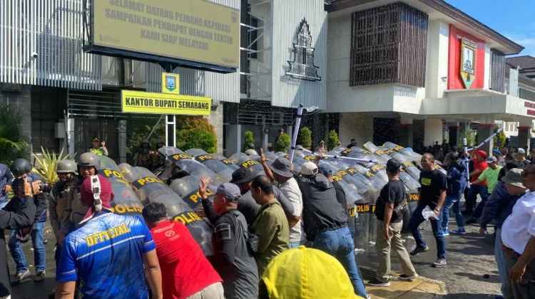 Libatkan 518 Personel, Polres Semarang Simulasikan Sispamkota di Kantor Bupati
