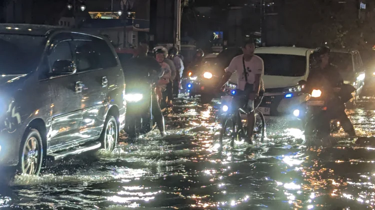 Hujan Deras Guyur Kota Semarang, Puluhan Motor Mogok Akibat Banjir