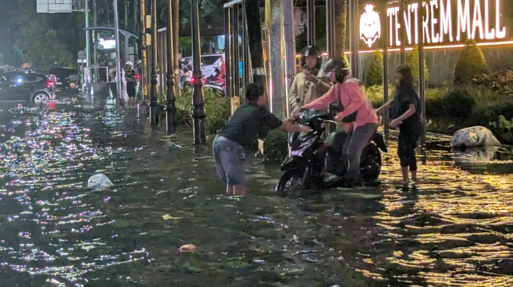 Hujan Deras Guyur Kota Semarang, Puluhan Motor Mogok Akibat Banjir