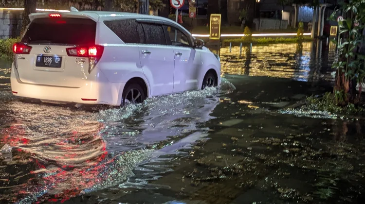 Hujan Deras Guyur Kota Semarang, Puluhan Motor Mogok Akibat Banjir