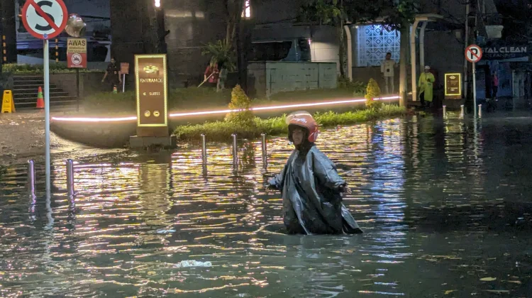Hujan Deras Guyur Kota Semarang, Puluhan Motor Mogok Akibat Banjir