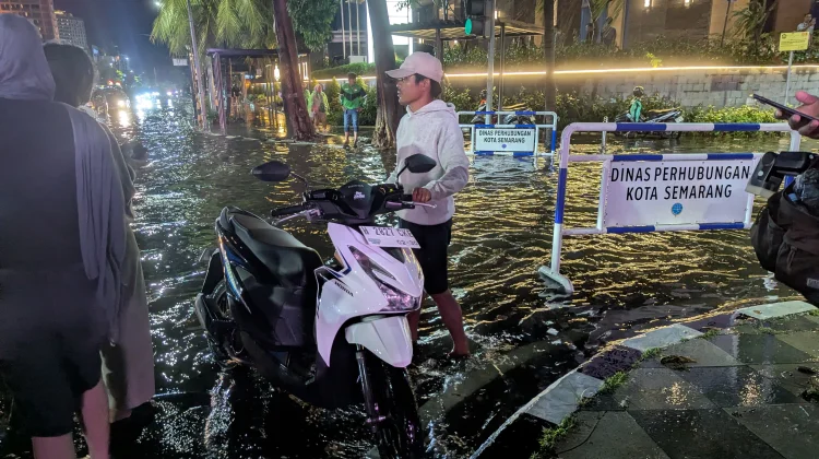 Hujan Deras Guyur Kota Semarang, Puluhan Motor Mogok Akibat Banjir