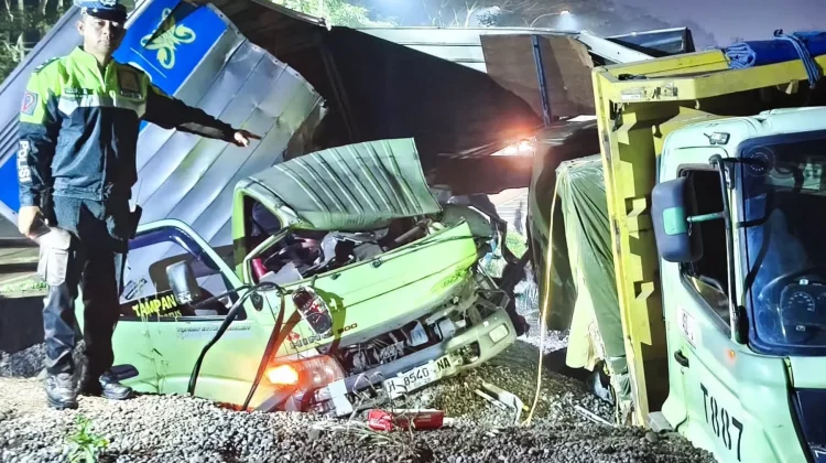 Rem Blong Beruntun, Dua Truk Terlibat Kecelakaan di JLS Salatiga
