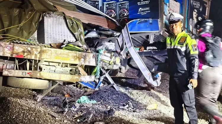 Rem Blong Beruntun, Dua Truk Terlibat Kecelakaan di JLS Salatiga
