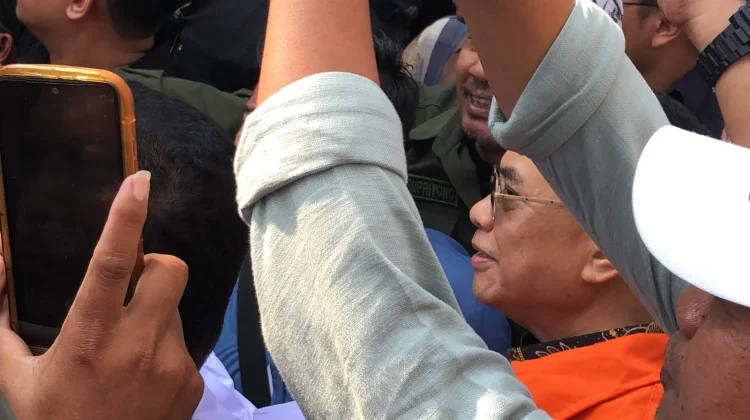 Usai Jalani Sidang Eksepsi, Sudewo Temui Pendukungnya di Tipikor Semarang
