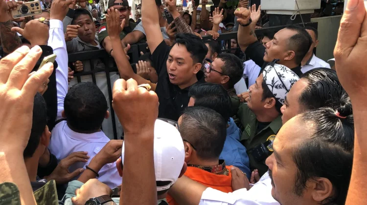 Usai Jalani Sidang Eksepsi, Sudewo Temui Pendukungnya di Tipikor Semarang