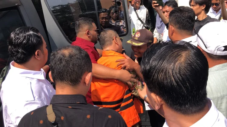 Usai Jalani Sidang Eksepsi, Sudewo Temui Pendukungnya di Tipikor Semarang